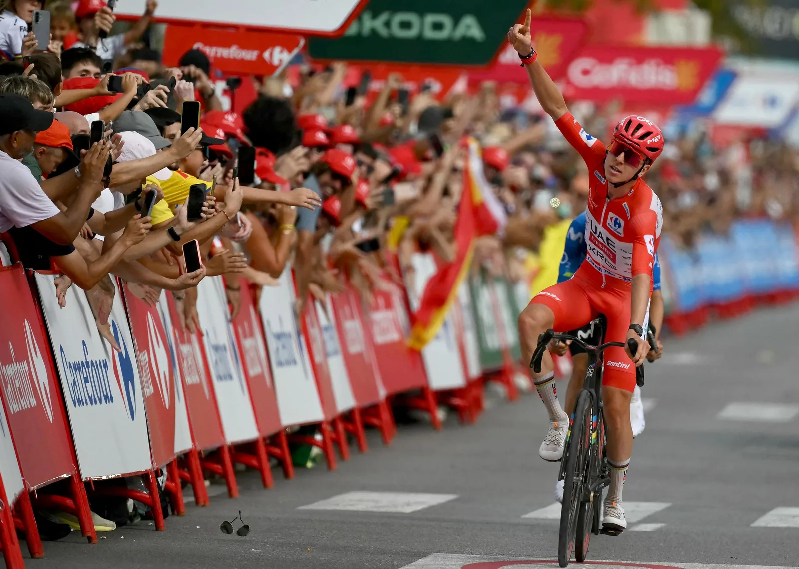 Castellón de la Plana sees Tadej Pogacar win stage six of Vuelta a España after late scare